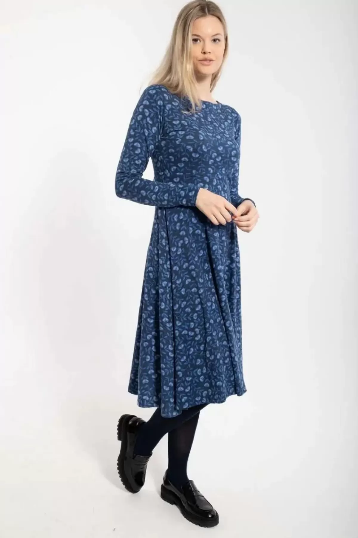 Dame Danefæ Organic - Danesigrid Viscose Dress Marine/Cold Blue Fleurie